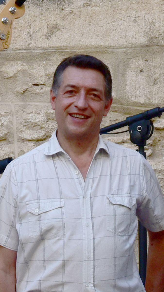 Frédéric Sabatier, compositeur, musicien multi-instrumentiste, technicien du son et arrangeur.